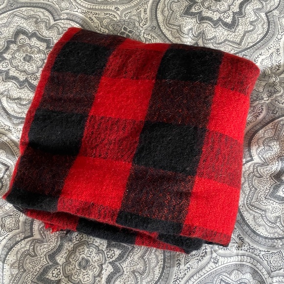 Aritzia Accessories - Aritzia wool scarf